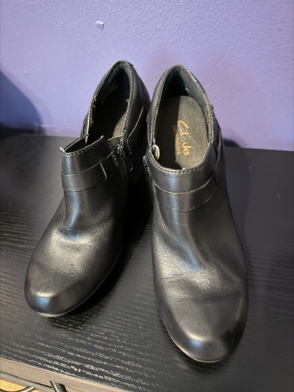 Clarks Bendables collection:Black Leather Ankle Booties with Side Zip size 7.5